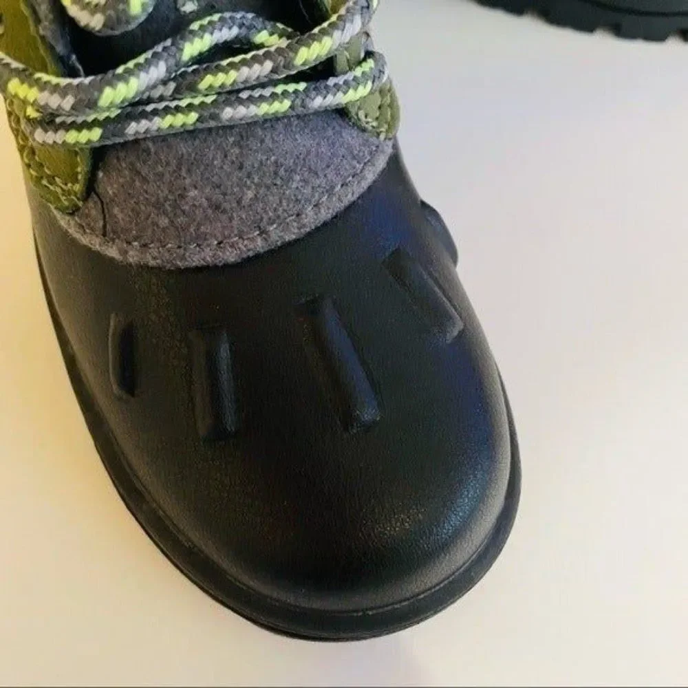 Carter's Duck Boots kids size 7 Black , gray & green New with tag